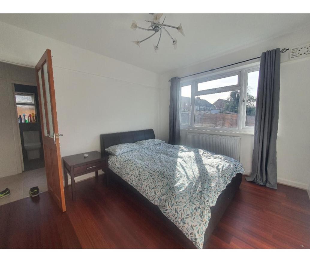 Ritzs Place Northolt  Esterno foto