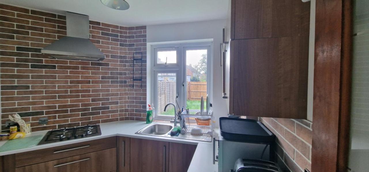 Ritzs Place Northolt  Esterno foto