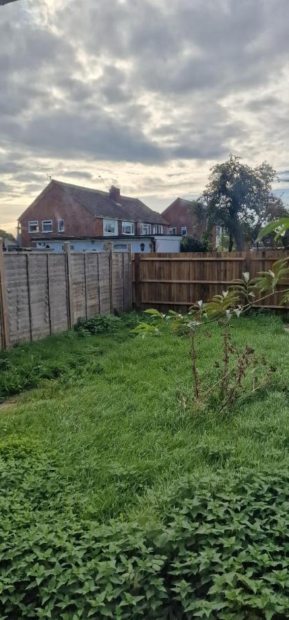 Ritzs Place Northolt  Esterno foto