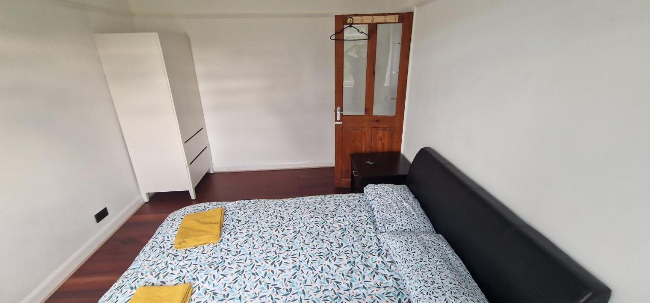 Ritzs Place Northolt  Esterno foto