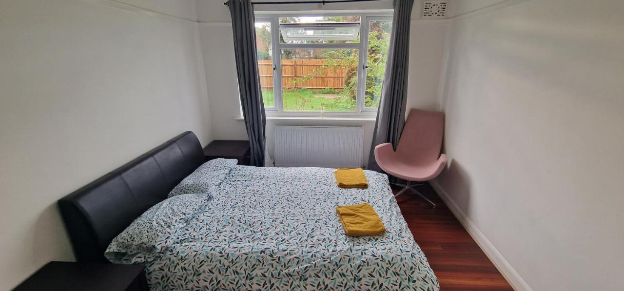 Ritzs Place Northolt  Esterno foto