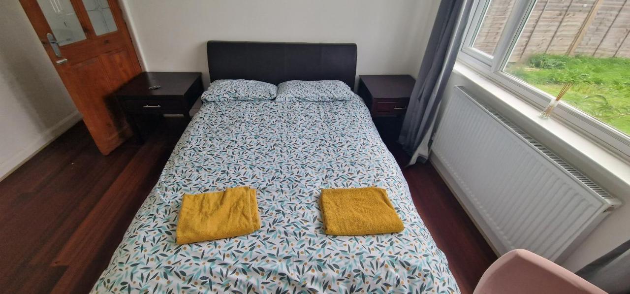 Ritzs Place Northolt  Esterno foto