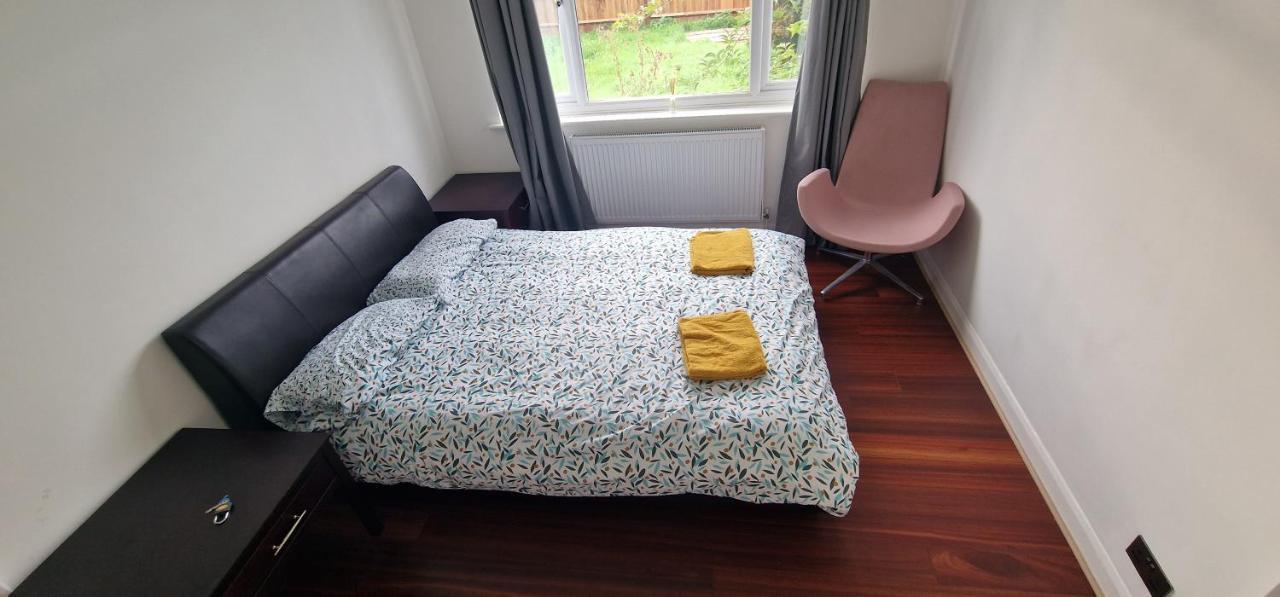 Ritzs Place Northolt  Esterno foto