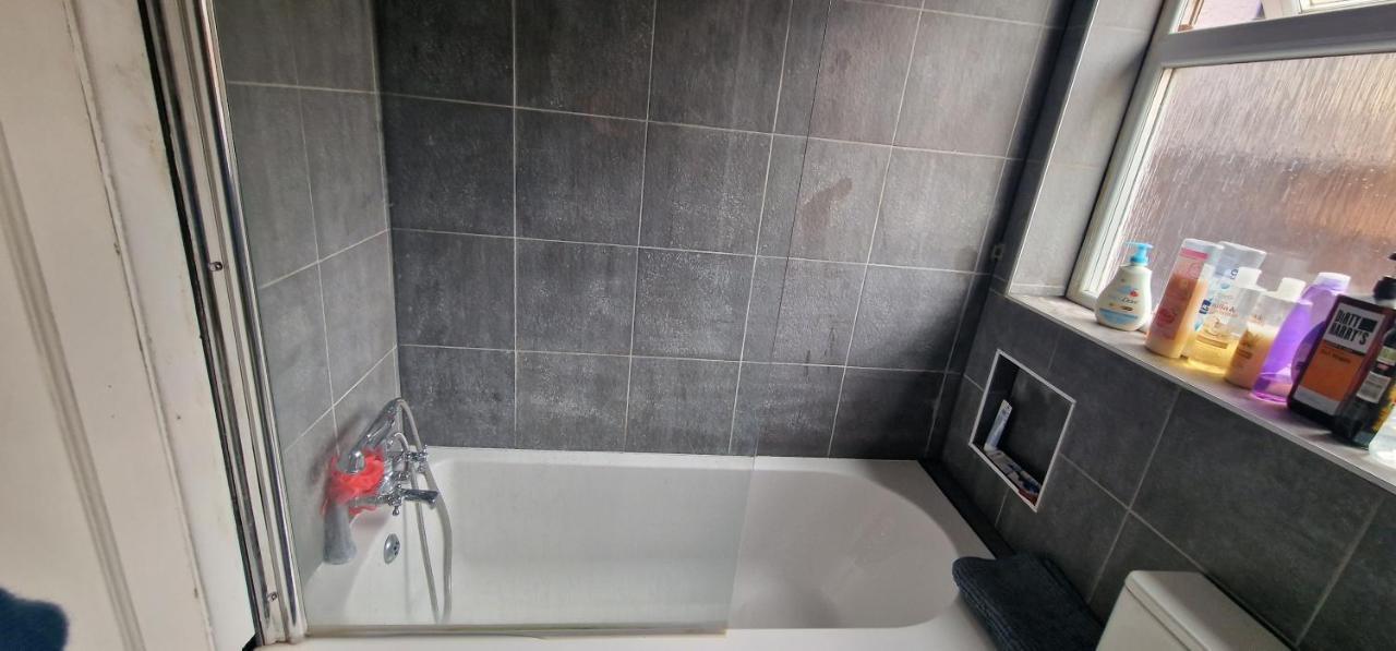 Ritzs Place Northolt  Esterno foto